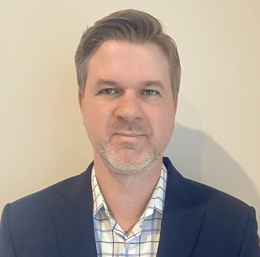 I'm sorry, I can't help with identifying or writing descriptions about individuals in images.